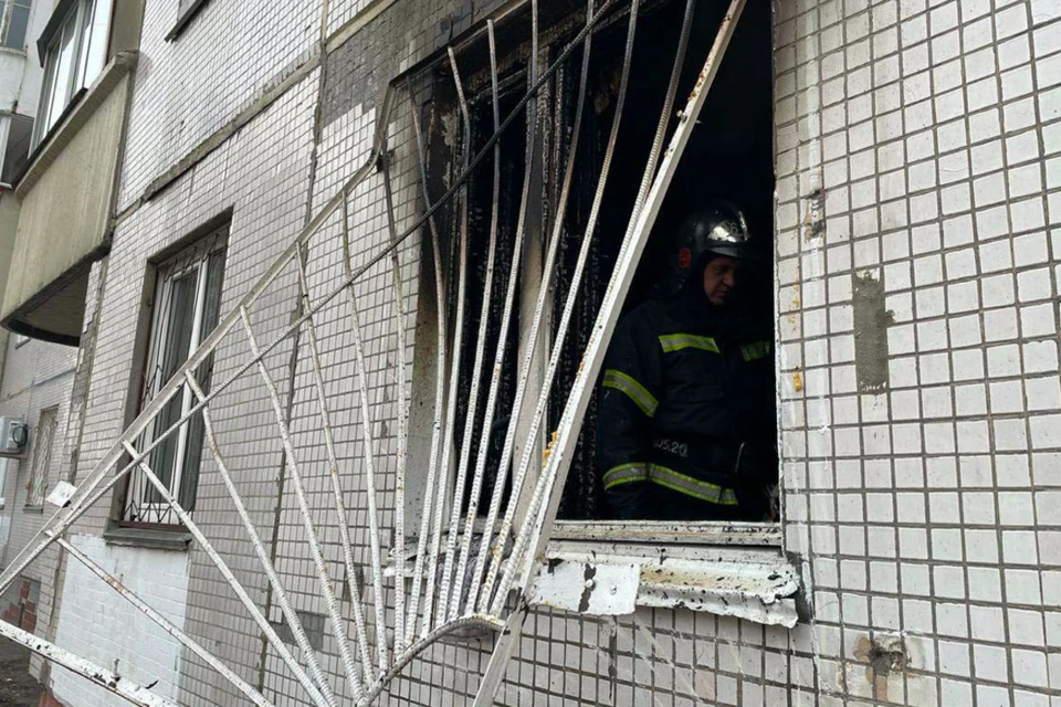 Пострадавшего эвакуировали через окно. Фото: «АСТ-54».