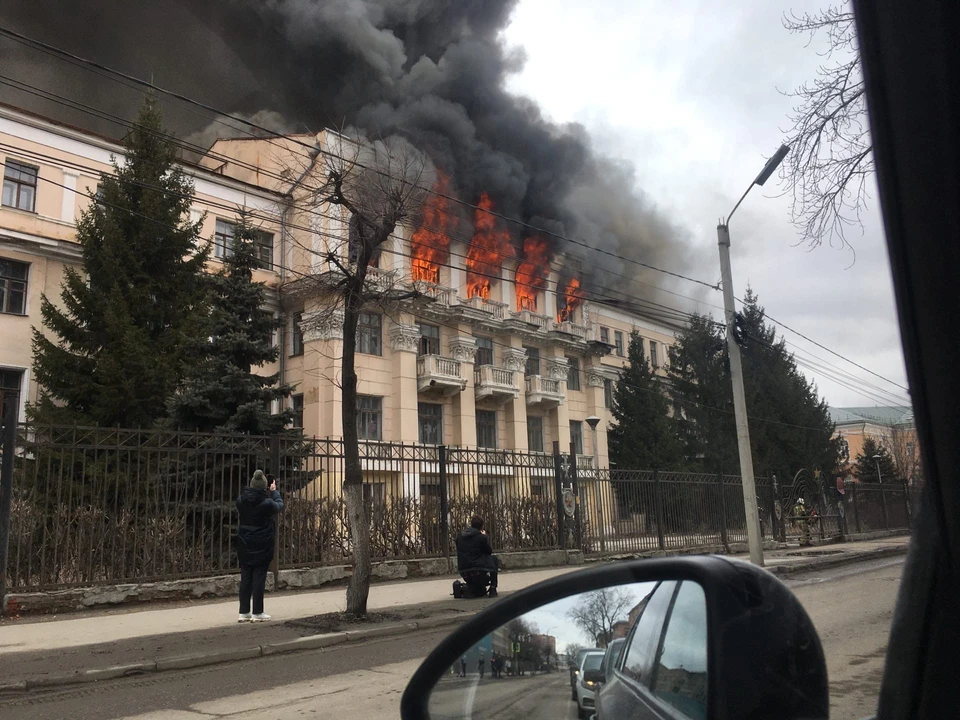 Днем 1 апреля на улице Каширина в Рязани загорелся корпус бывшего училища связи — дом №5.