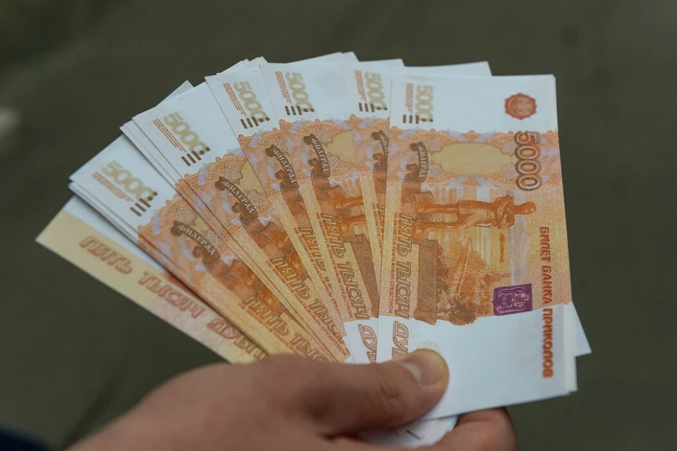 Налоговый инспектор махинациями получила от банка 400 тысяч рублей в Петербурге