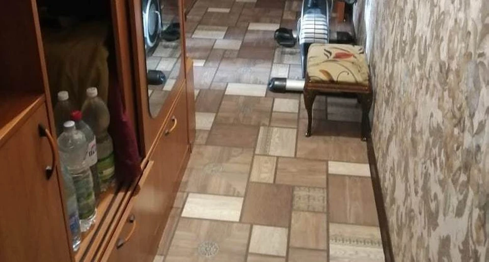 В ходе осмотра жилища участковый обнаружил в шкафу 20 полуторалитровых пластиковых бутылок