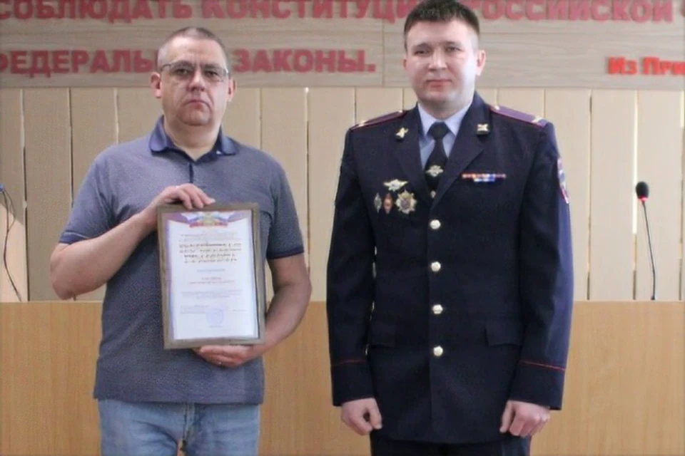 Фото: УМВД России по ЯНАО. Дмитрий Смоляков с грамотой.