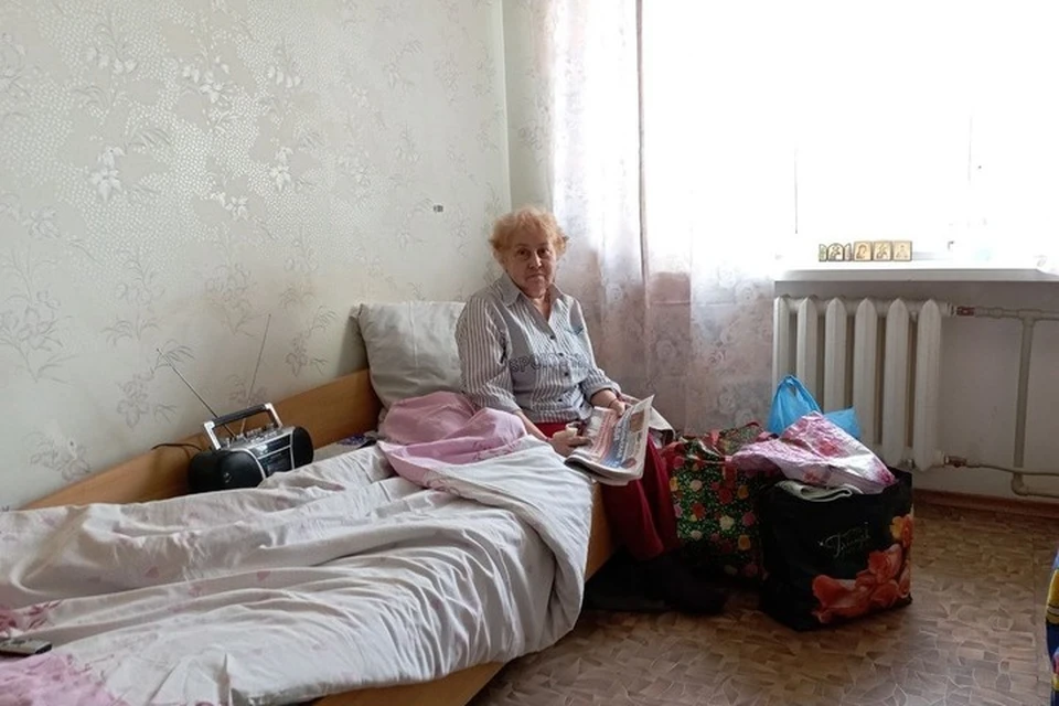 Людмила Болоцкая из подъезда, который с виду не пострадал. Женщина надеется, что у нее будет собственная крыша над головой