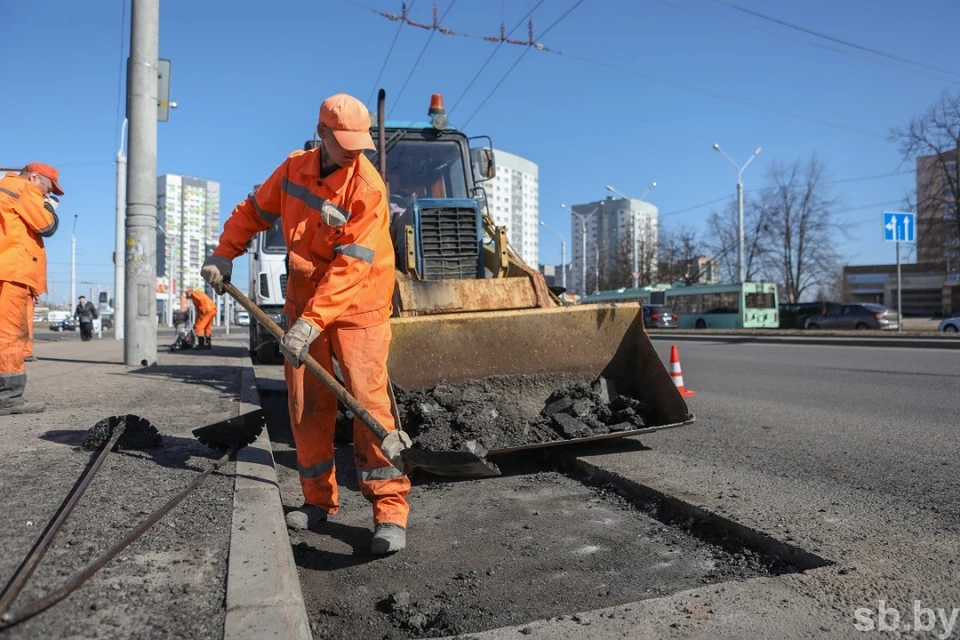 В Минске в 2022-ом уже отремонтировали больше 30 тысяч квадратных метров дорожного полотна. Фото: sb.by