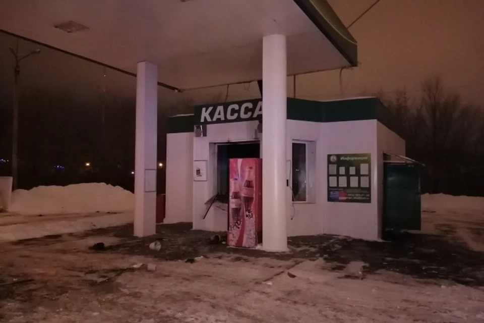 Взрыв на заправке на Профинтерна прогремел, когда оператор пришла на работу. Фото: ГУ МЧС по Челябинской области