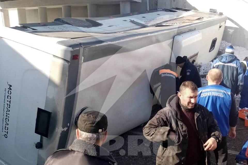 Два человека погибли из-за падения автобуса с эстакады в Московской области