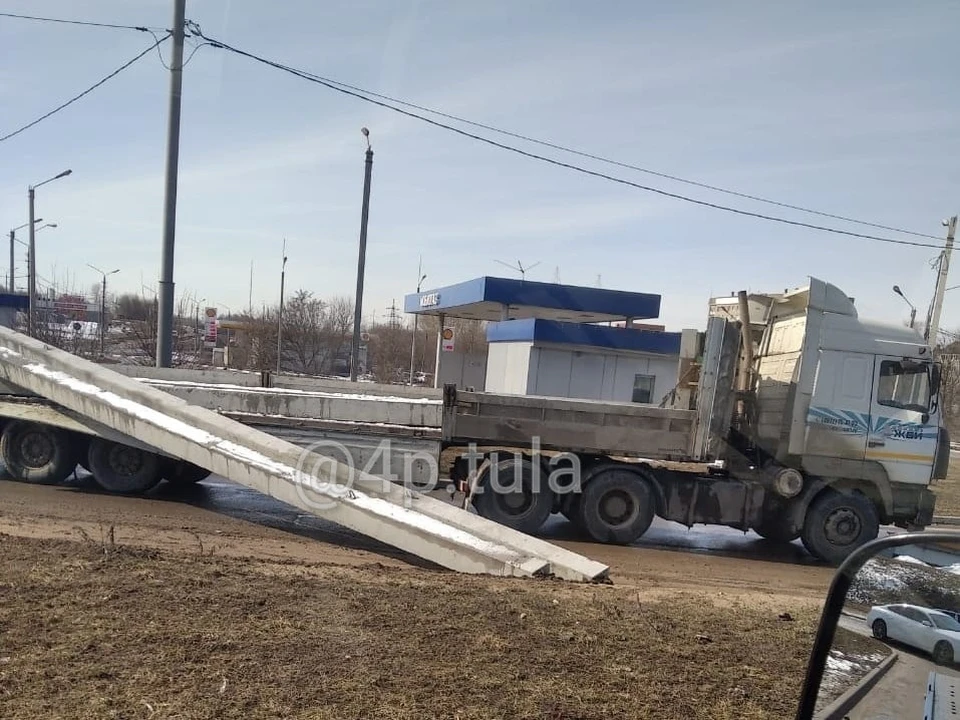 В Туле на улице Рязанской «КамАЗ» потерял несколько бетонных столбов