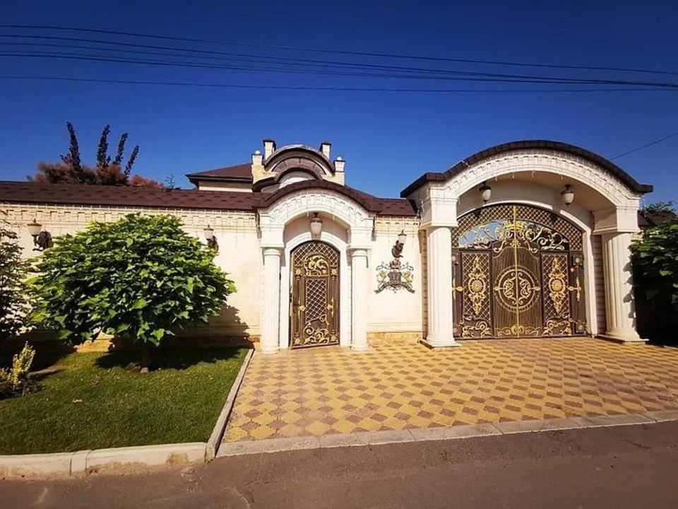 Шикарный «фамильный герб» на воротах особняка, в котором жил Алексей Сафонов. Фото: Telegram-канал Александра Хинштейна