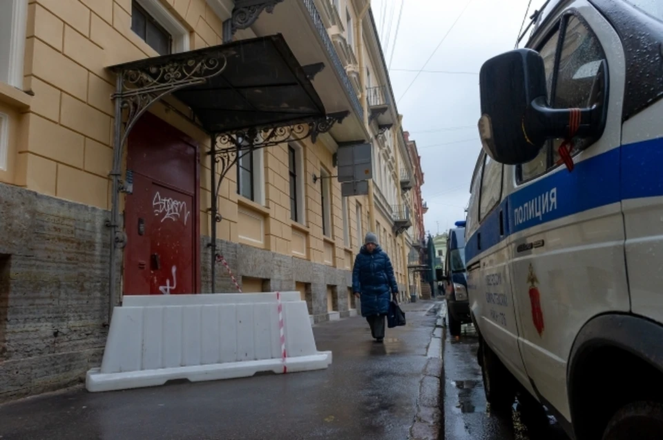 В Калмыкии парень проткнул колеса на полицейской машине.