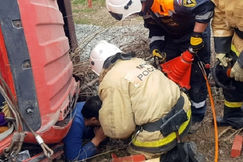 Сотрудникам МЧС пришлось делать подкоп под кабину, чтобы освободить водителя. Фото: пресс-служба МЧС по РК