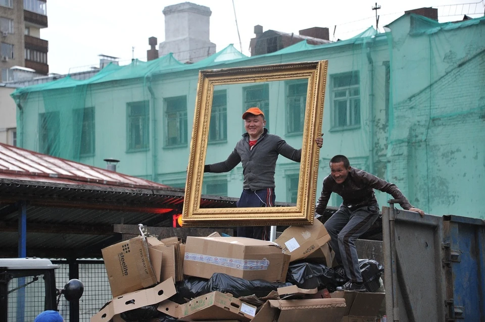 Управляющая компания самостоятельно убирать свалку не стала.