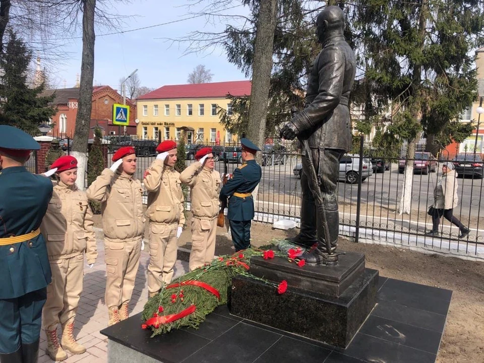 В Гусеве провели торжественную церемонию открытия памятника.