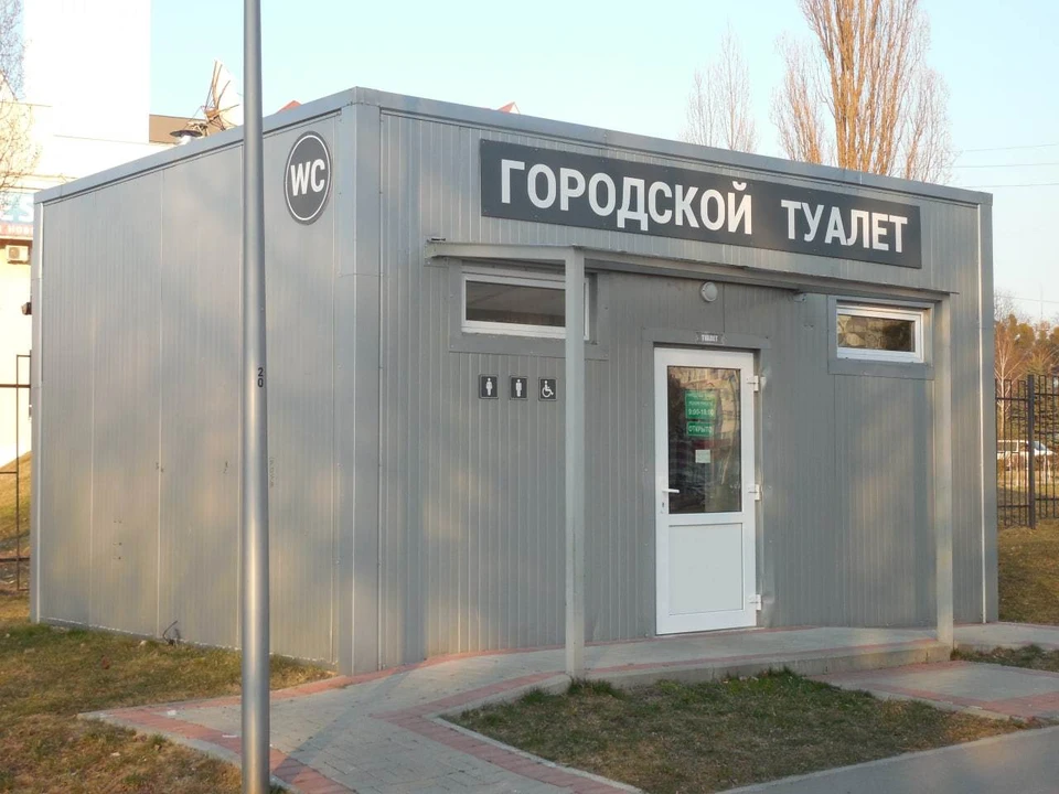 Во многих заведениях за визит сейчас берут 20 рублей. Ближайшая бесплатная общественная уборная обычно далековато, так что клиентура есть.