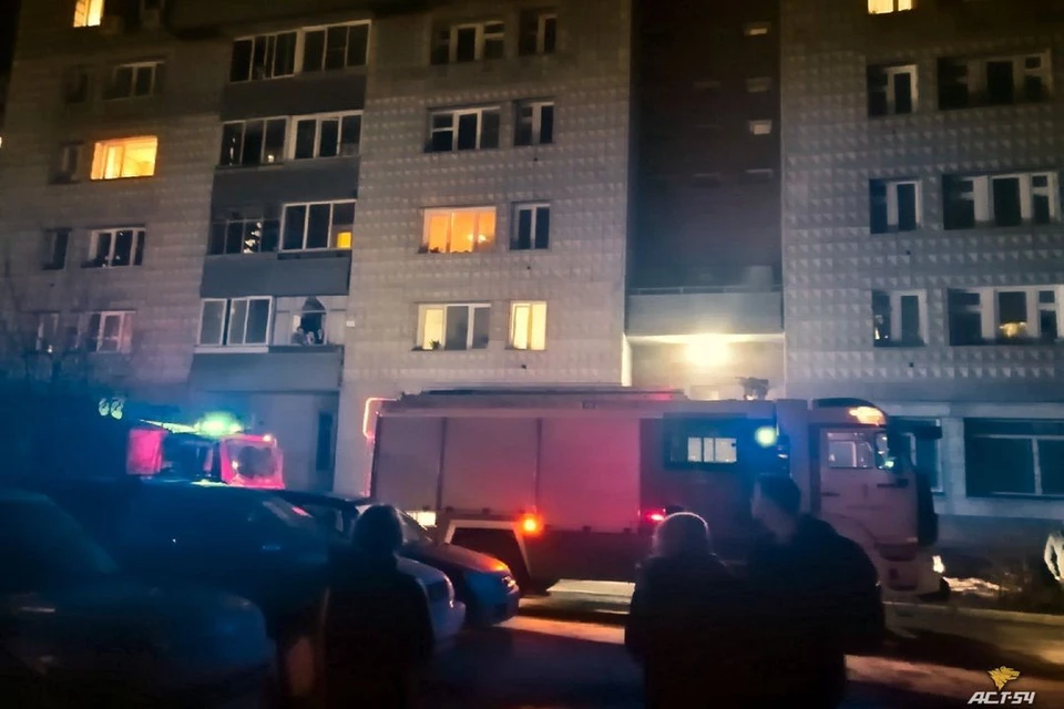 В Новосибирске загорелась квартира в доме на улице Беловежской, 12. Фото: "АСТ-54"