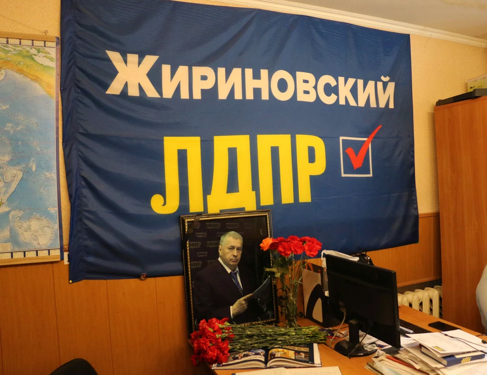 В штабе ЛДПР в Туле установили мемориал памяти Владимиру Жириновскому