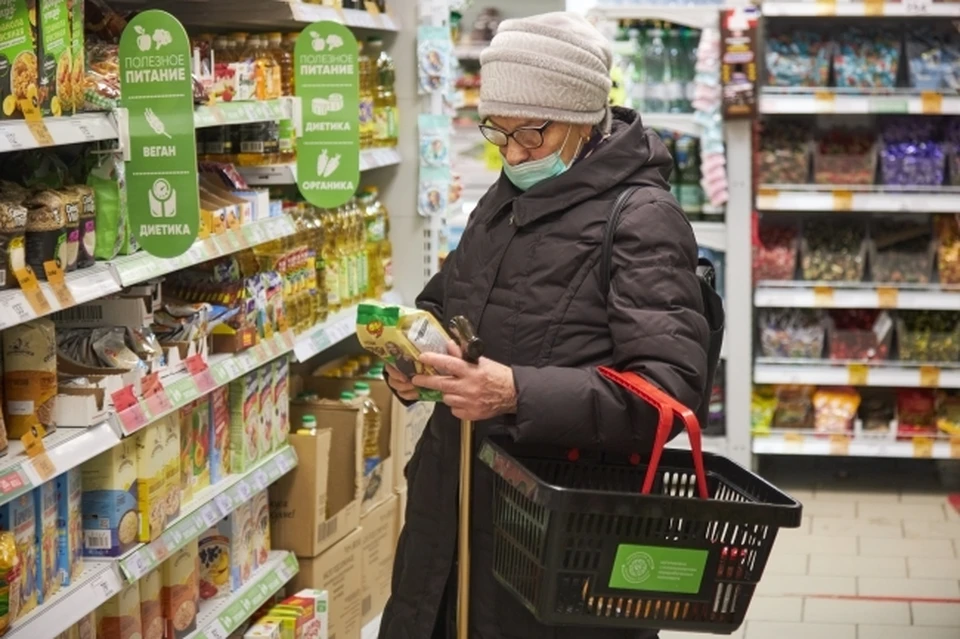 Покупательница в продуктовом магазине.