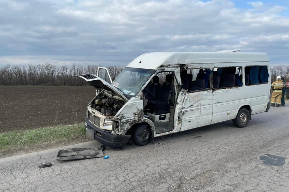 Столкнулись два автомобиля, едущих навстречу друг другу. Фото: УГИБДД по Ростовской области