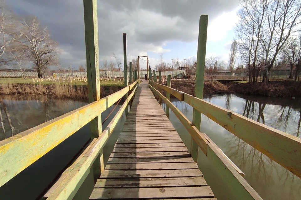 Перейти через речку Темерник можно по деревянному мостику.