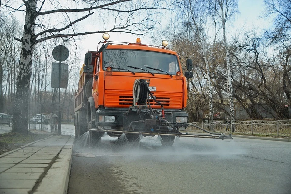 Улицы Екатеринбурга отмывают от зимней грязи
