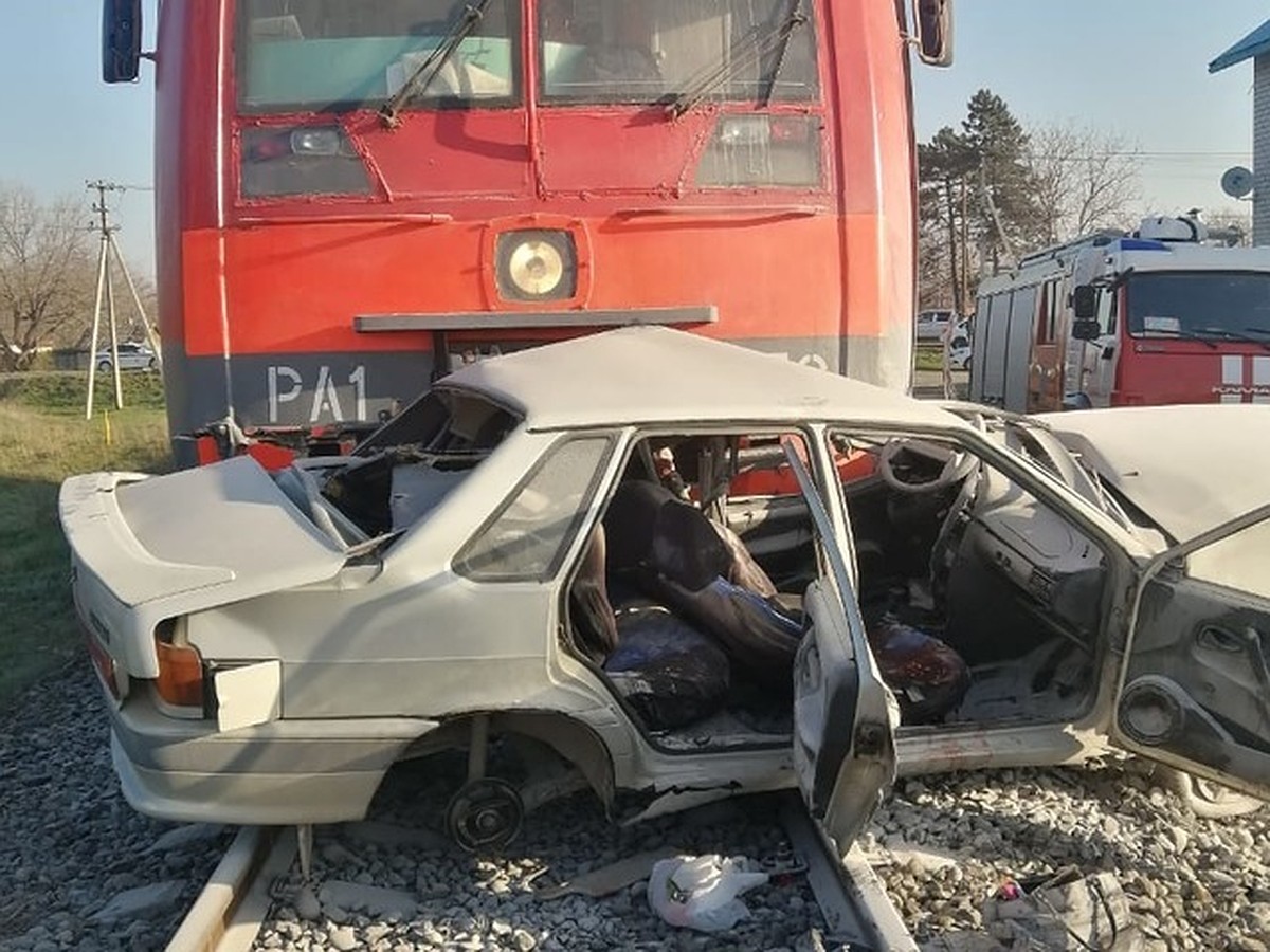 Сын погиб, мать в больнице: в Невинномысске автомобиль попал под колеса  электрички - KP.RU