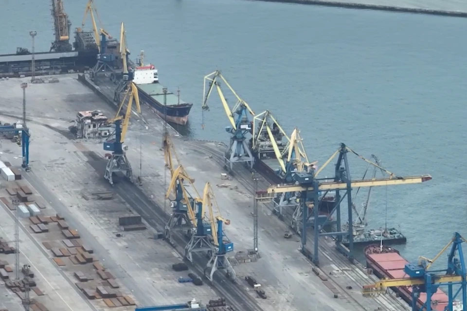 Украинские националисты в Мариуполе захватили два иностранных судна «Царевна» и «Леди Аугуста». Фото: Скрин из видео