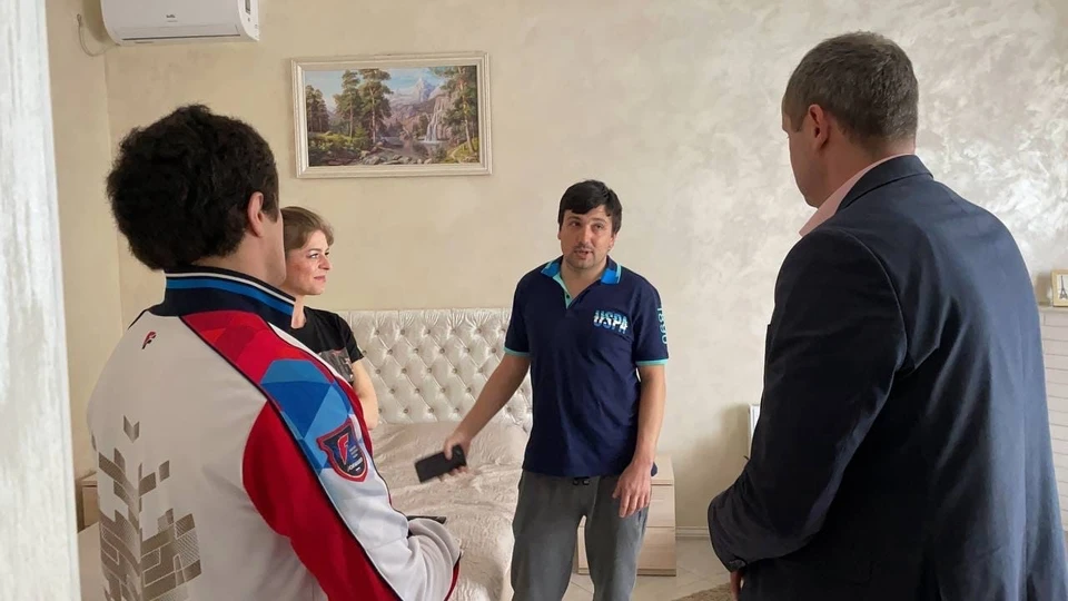Семья Башкировых обживается в новом доме. Фото отдела по делам молодежи Армавира.