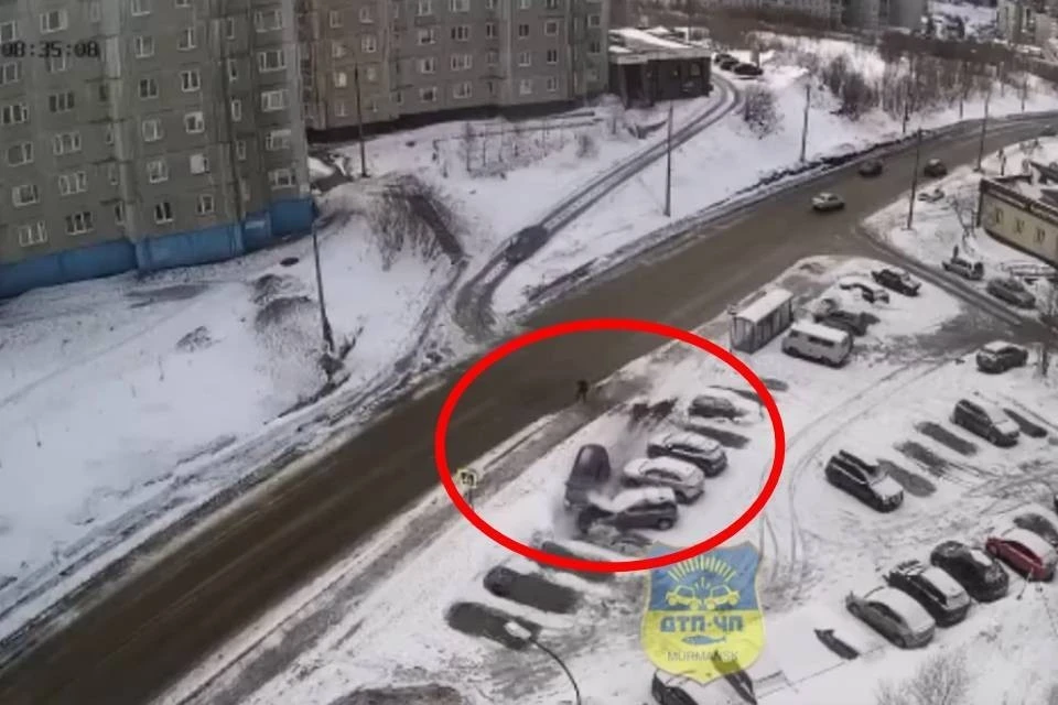 Машина едва не сбила пешехода. Фото: скриншот видео/vk.com/murmansk_dtp