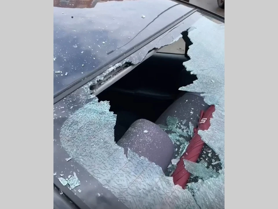 В Семчине выброшенная из окна многоэтажки чашка разбила припаркованный автомобиль.