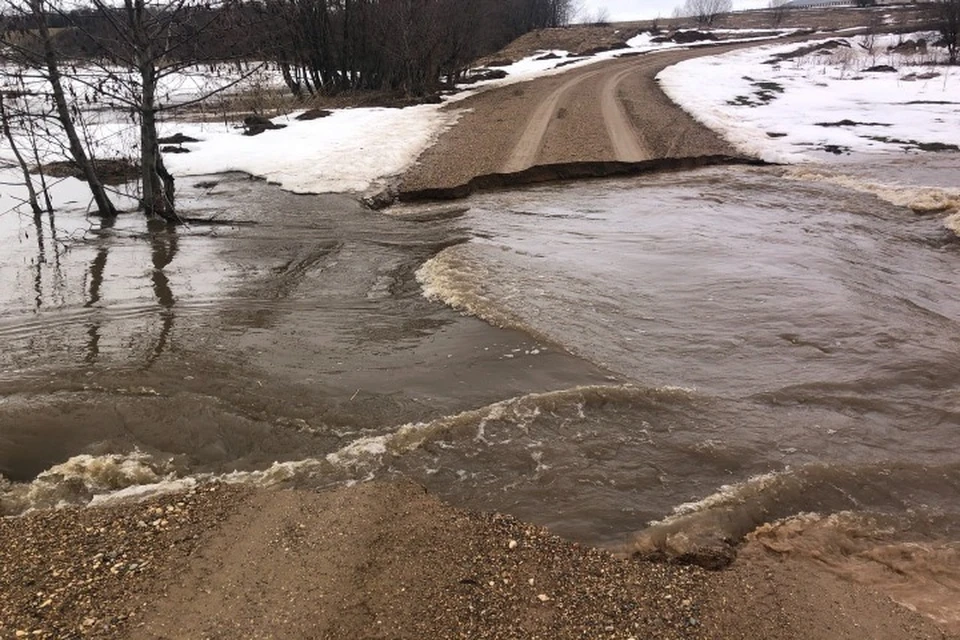 В Ростовском районе под воду ушла часть дороги. ФОТО: группа "Около Петровска" ВКонтакте
