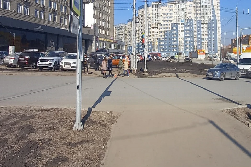 В Новосибирске водитель на белой машине сбил девушку и уехал. Фото: ГИБДД по Новосибирску.