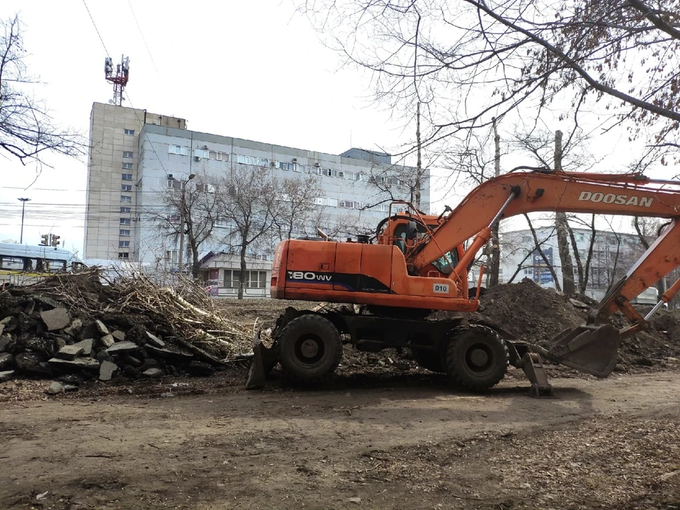 Пока рабочие снимают асфальт и обрезают деревья. Фото: читатель КП