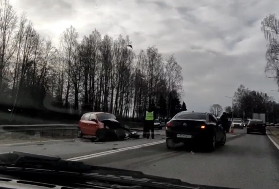 Водителя Kia госпитализировали после серьезного ДТП на выезде из Смоленска. Фото: «Автоподмога_67».