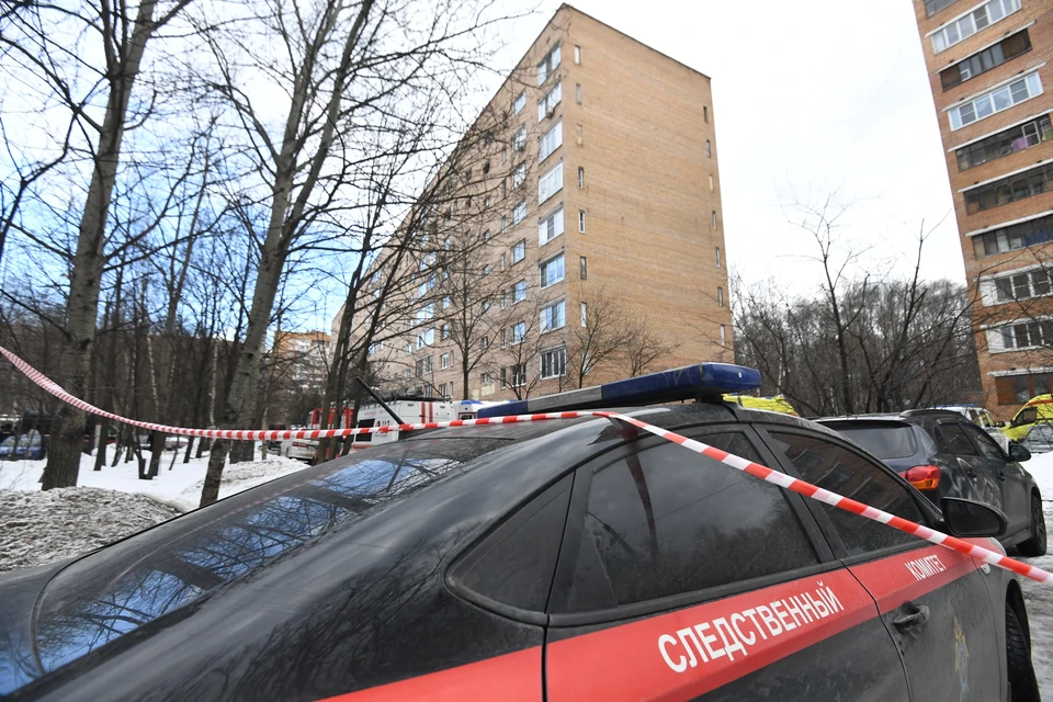 Следователи проводят проверку после гибели мальчика под окнами высотки.