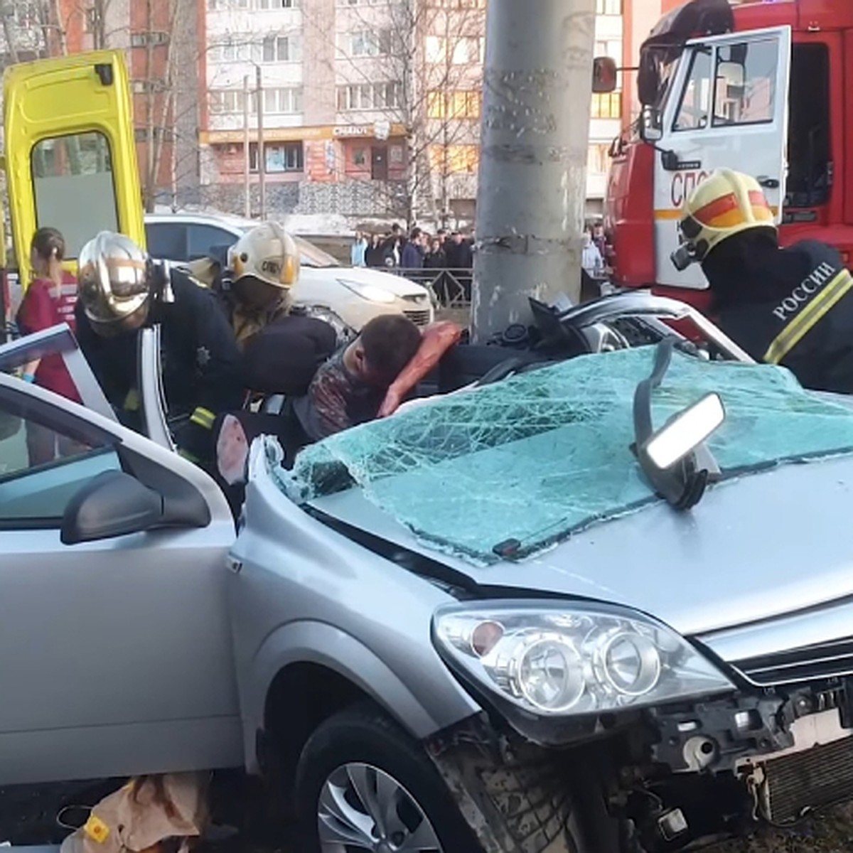 Водителя зажало в салоне: в Кирове «Опель» намотало на фонарный столб -  KP.RU