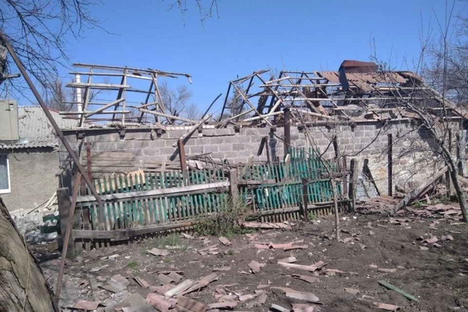 В ДНР каждый день от обстрелов ВСУ разрушаются дома и получают ранения мирные жители. Фото: АГ Ясиноватая