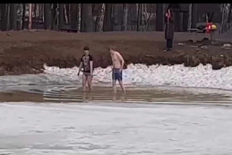 Ребята полностью окунались и ныряли в воду. Фото: скрин с видео группы ВКонтакте