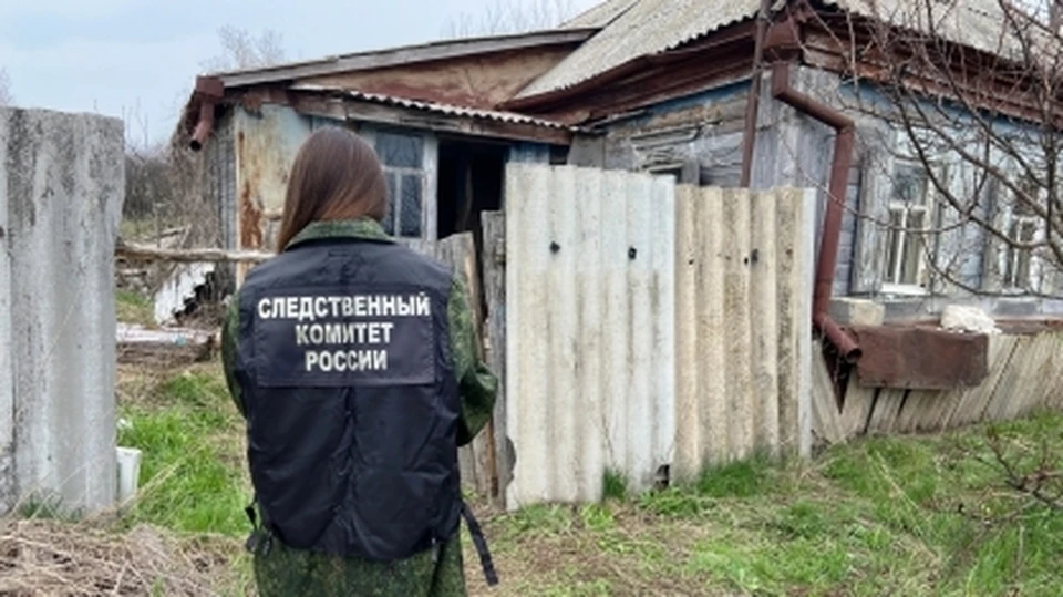 Сотрудница Следственного комитета работает на месте убийства.