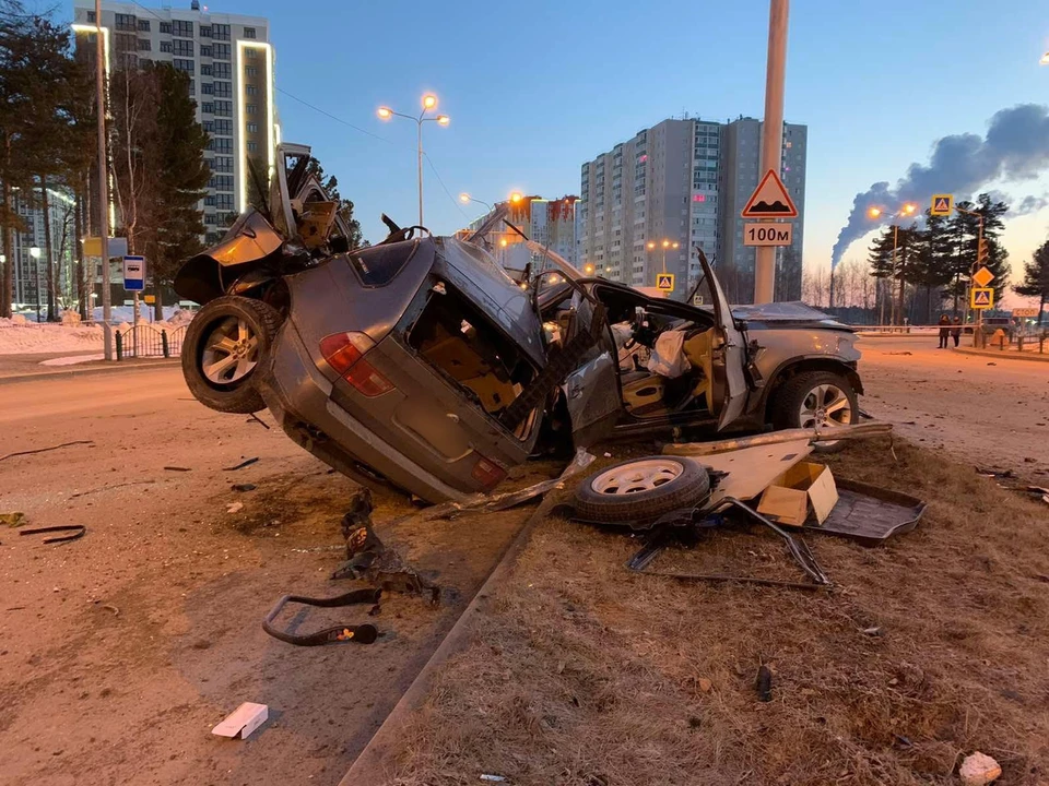 Жуткая авария в Сургуте: водитель "BMW" погиб, а его авто разорвало на части. Фото: УГИБДД России по ХМАО-Югре