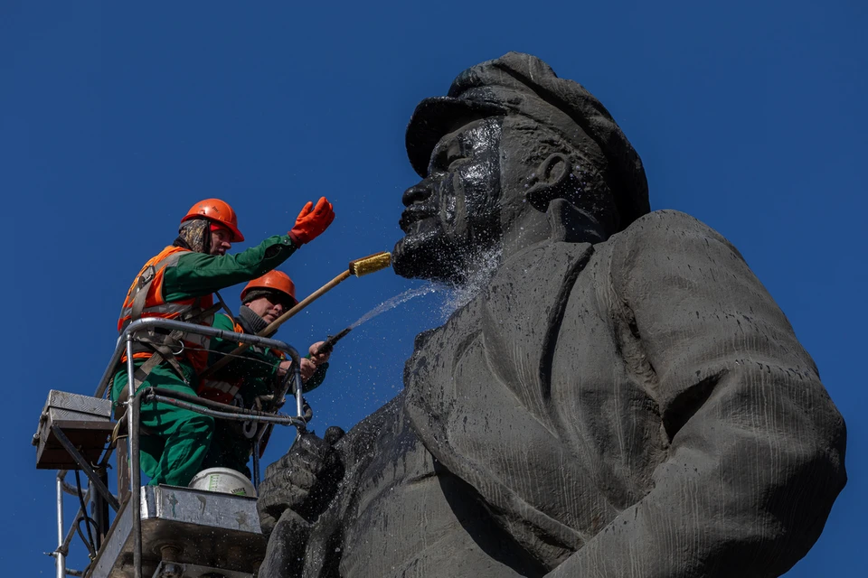 В Красноярске помыли памятник Ленину