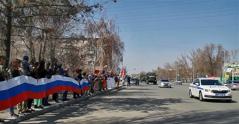 Колонна военной техники проследовала по проспекту Братьев Коростелевых к месту дислокации
