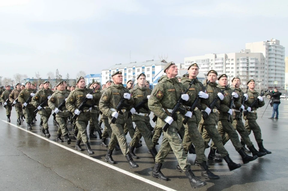 В парадной колонне по улице Горького в Южно-Сахалинске маршируют островные мотострелки. Фото пресс-службы Восточного военного округа