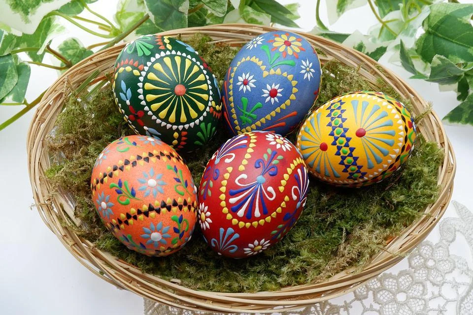 Яйца на Пасху можно оригинально окрасить натуральными красителями. Фото: pixabay.com