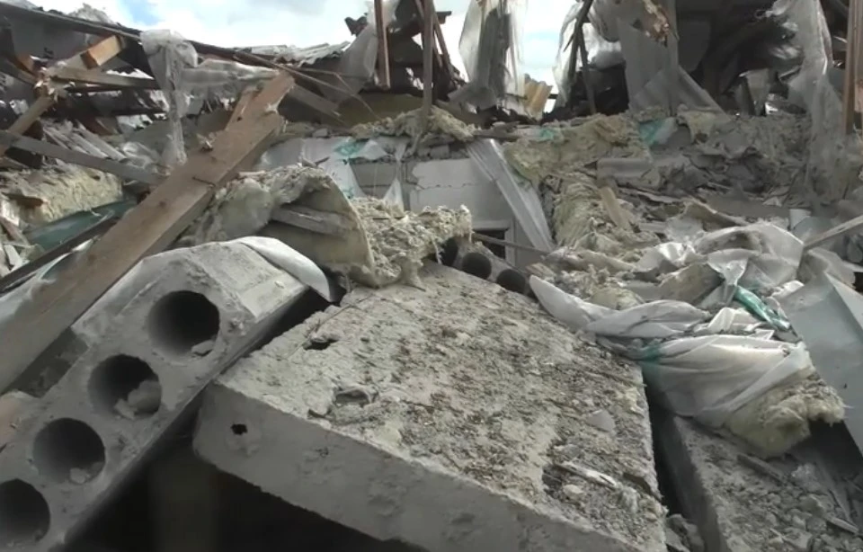 Развалины здания птицефабрики на окраине города Токмак.