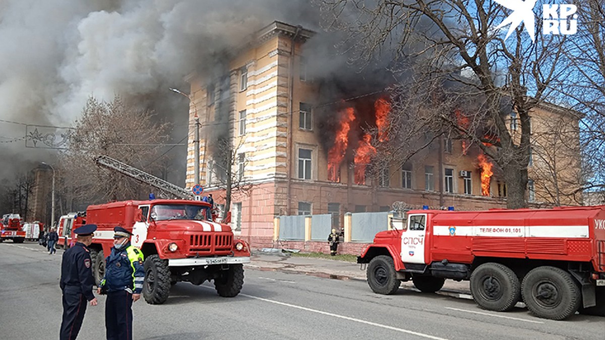 В Твери горит здание НИИ-2 Минобороны России - KP.RU