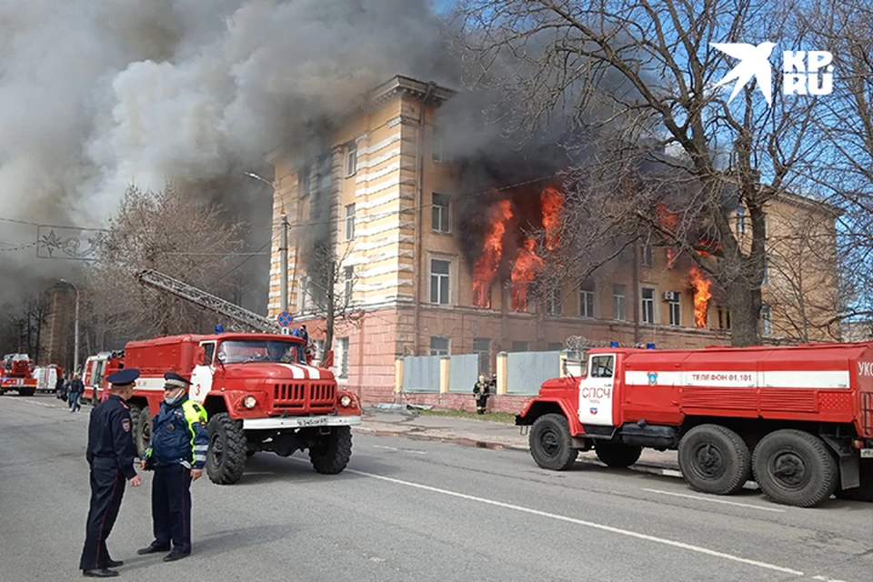 Из окон здания бьёт пламя