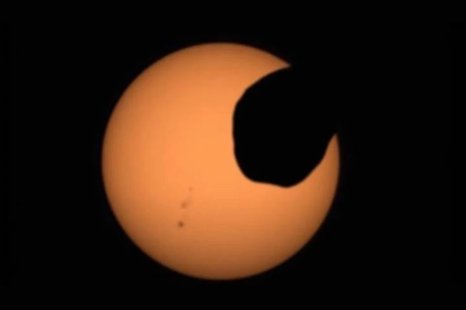 Солнечное затмение, вид с Марса: дыру в Солнце проделал Фобос – спутник Марса.