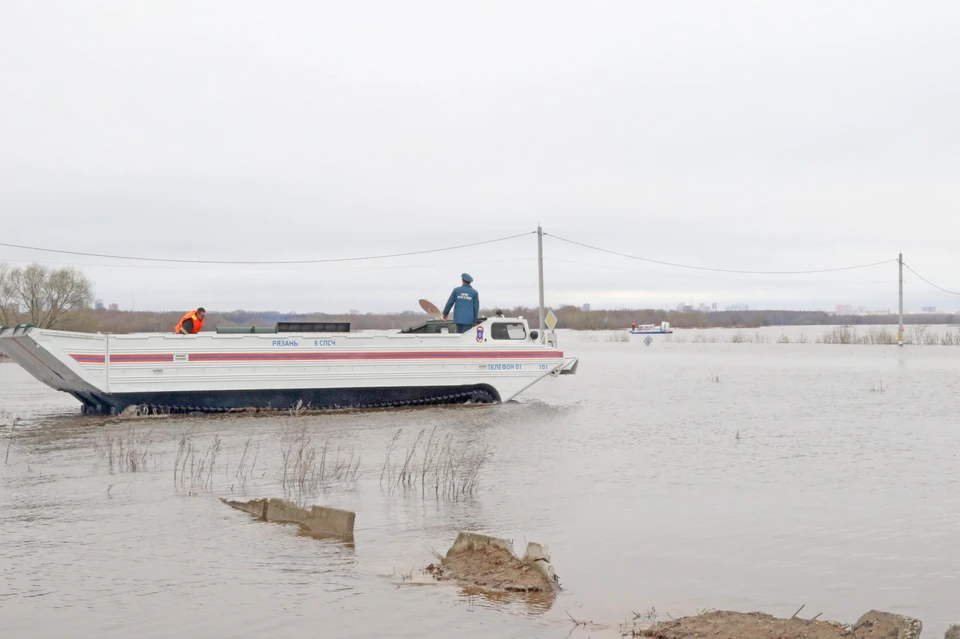 До теплохода в Рязань жителей подтопленного Заокского доставят на гусеничном транспортере. Фото: пресс-служба регионального МЧС.