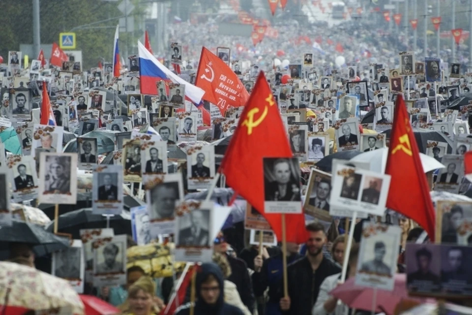 Первый «Бессмертный полк» в Томске состоялся 9 Мая 2012 года.