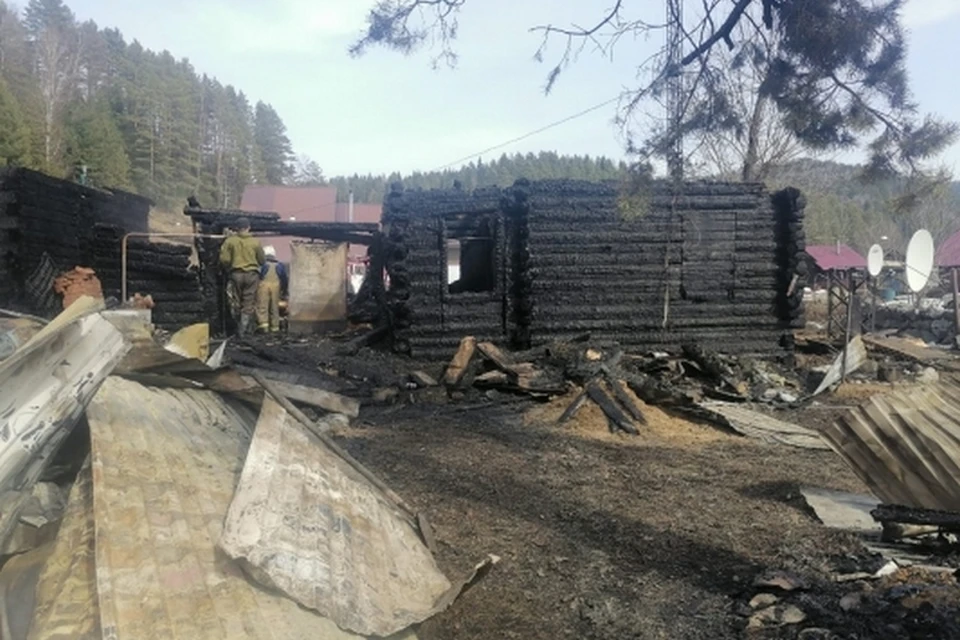 В Красноярском крае сгорела база отдыха и погибла ее хозяйка. Фото: СК