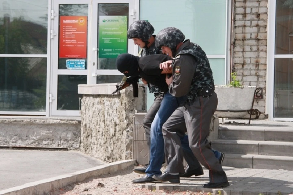 В Крыму мужчина пришел в магазин с ножом и в балаклаве