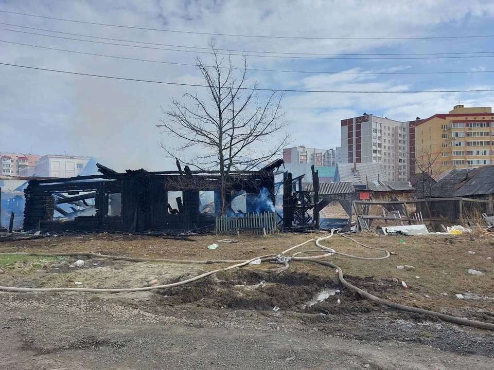 На улице Пышминской в Тюмени полыхает заброшенный одноэтажный дом.